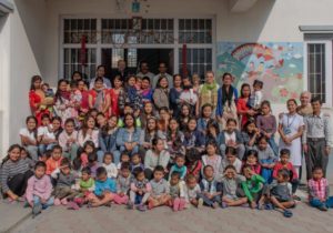 la grande famille de Children's Home en avril 2019